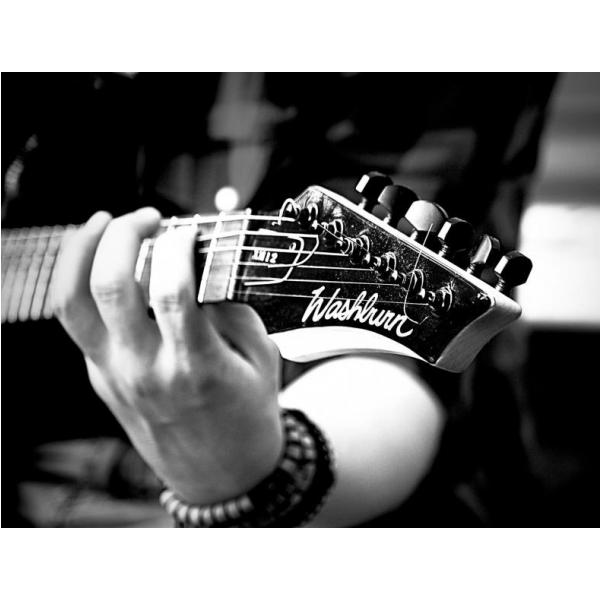 Gravura para Quadros Instrumento Musical Afinando Cordas da Guitarra - Afi2690