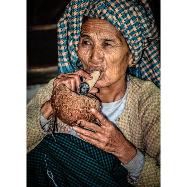 Impressão em Tela para Quadros Retrato Mulher Mianmar Fumando - Afic2054